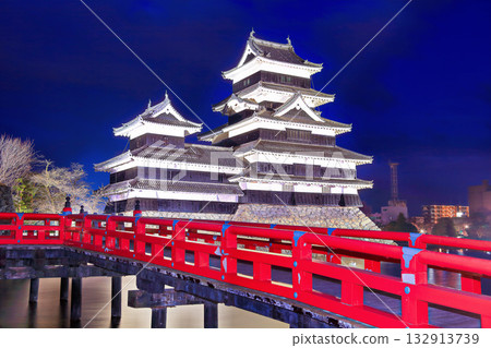 [Nagano Prefecture] Night view of Matsumoto Castle (still standing castle tower, national treasure) 132913739