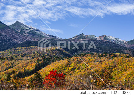 Mt. Norikura with its first snowfall and autumn leaves 132913884