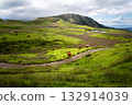 阿蘇的綠色山丘上綿延著廣闊的牧場景觀 132914039
