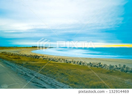 鳥之海荒濱寧靜的海岸線與廣闊的天空 132914469