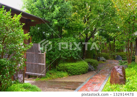 A quiet garden path surrounded by greenery at Sumaru Mansion A quiet garden path surrounded by greenery at Sumaru Mansion 132914478
