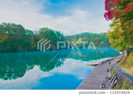 五色沼湖與毘沙門湖:五彩斑斕的水面倒映在晨霧中 五色沼湖與毘沙門湖:五彩斑斕的水面倒映在晨霧中 132914626