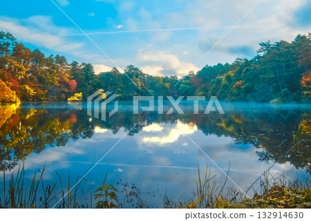 A quiet autumn morning at Goshikinuma and Yanaginuma, where the autumn leaves shine A quiet autumn morning at Goshikinuma and Yanaginuma, where the autumn leaves shine 132914630