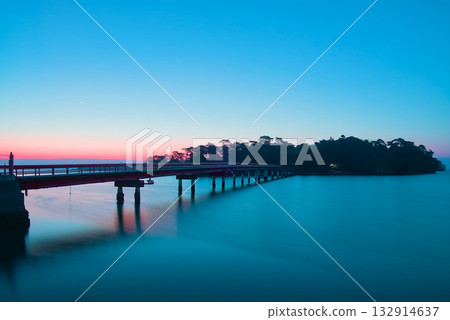 黎明時分,一座紅色的橋橫跨松島-福浦橋的晨曦。 黎明時分,一座紅色的橋橫跨松島-福浦橋的晨曦。 132914637