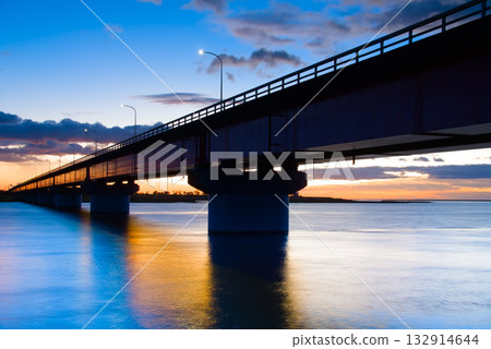 渡裡橋和靜謐的阿武隈川沐浴在晨曦之中。 渡裡橋和靜謐的阿武隈川沐浴在晨曦之中。 132914644