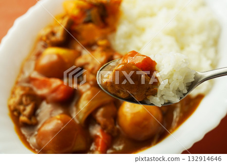 咖哩飯配大量大塊蔬菜 132914646