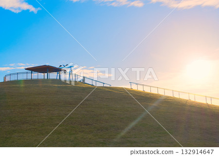在渡裡町荒濱的避難山上,迴盪著「安魂與和平之鐘」。 在渡裡町荒濱的避難山上,迴盪著「安魂與和平之鐘」。 132914647
