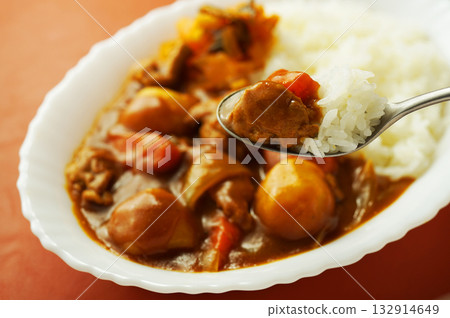 Curry rice with lots of chunky vegetables 132914649