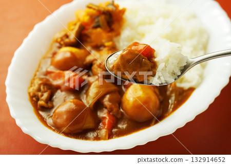 咖哩飯配大量大塊蔬菜 132914652