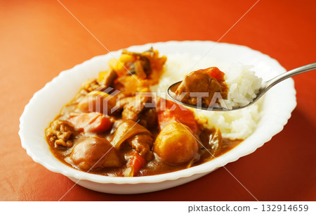 咖哩飯配大量大塊蔬菜 咖哩飯配大量大塊蔬菜 132914659
