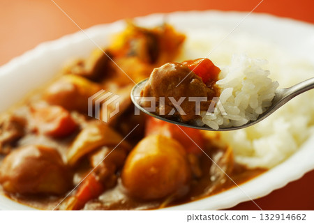 咖哩飯配大量大塊蔬菜 132914662