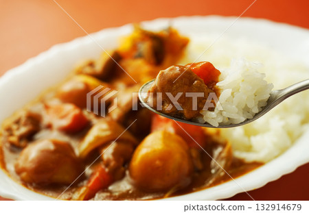 咖哩飯配大量大塊蔬菜 132914679