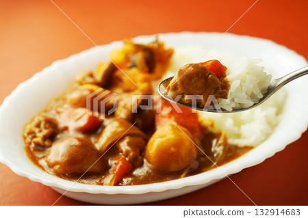 咖哩飯配大量大塊蔬菜 132914683