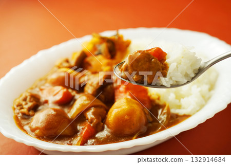 咖哩飯配大量大塊蔬菜 132914684