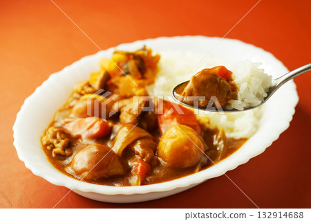 Curry rice with lots of chunky vegetables 132914688