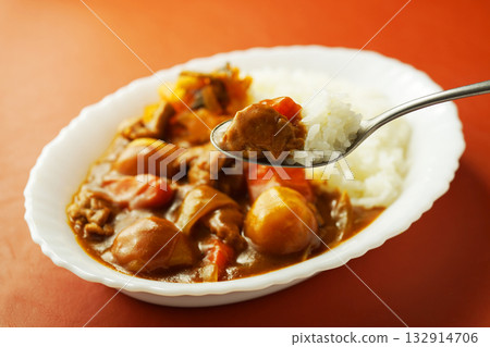 咖哩飯配大量大塊蔬菜 咖哩飯配大量大塊蔬菜 132914706