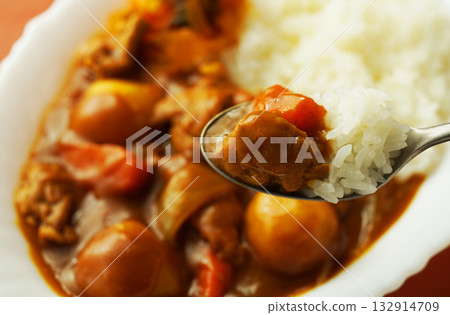 咖哩飯配大量大塊蔬菜 132914709