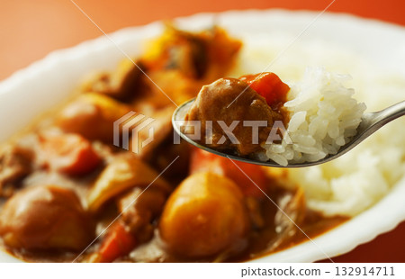 Curry rice with lots of chunky vegetables 132914711