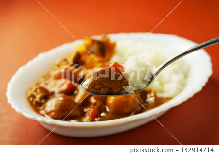 Curry rice with lots of chunky vegetables 132914714