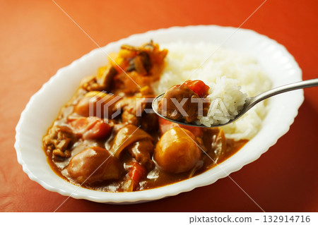 咖哩飯配大量大塊蔬菜 132914716