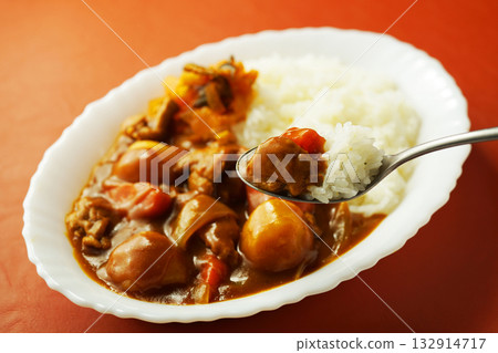 Curry rice with lots of chunky vegetables 132914717