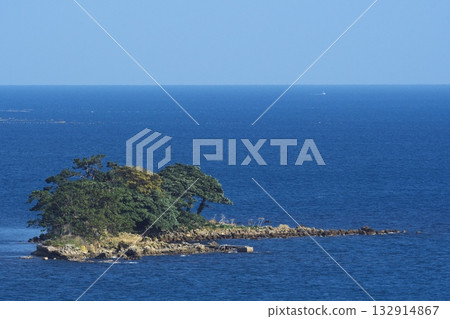 秋日晴空下,從久傳濱公園眺望富山灣中漂浮的阿武島 秋日晴空下,從久傳濱公園眺望富山灣中漂浮的阿武島 132914867