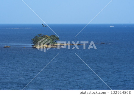秋日晴空下，從久傳濱公園眺望富山灣中漂浮的阿武島 132914868