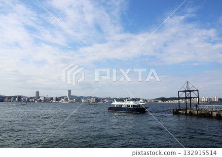渡輪從猿島出發,猿島是位於橫須賀海岸附近的一座日本前軍事要塞。 渡輪從猿島出發,猿島是位於橫須賀海岸附近的一座日本前軍事要塞。 132915514