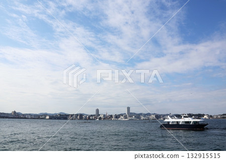 渡輪從猿島出發,猿島是位於橫須賀海岸附近的一座日本前軍事要塞。 渡輪從猿島出發,猿島是位於橫須賀海岸附近的一座日本前軍事要塞。 132915515