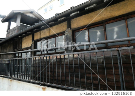 南部鐵器工坊裡掛著紙彩帶,用來標示聖地。 南部鐵器工坊裡掛著紙彩帶,用來標示聖地。 132916168