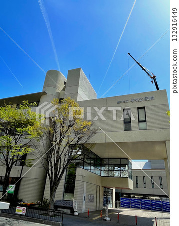 豐中市中心社區中心:天空中的三條凝結尾跡 豐中市中心社區中心:天空中的三條凝結尾跡 132916449