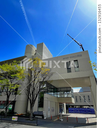 豐中市中心社區中心上方有兩條控制軌道 132916455