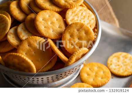 cracker, biscuit, biscuits 132919124