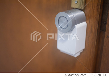 A smart door lock that closes automatically with the touch of a finger 132920161