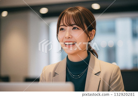 一位在工作中提出絕妙想法的女性 132920281