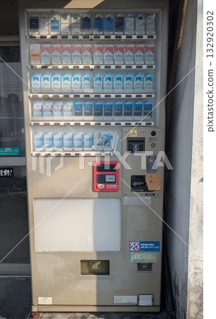 充滿昭和時代復古氣息的日本香菸自動販賣機，是日本菸草文化在城市一角留下的象徵。 132920302