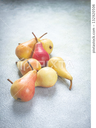small pears, Duchess variety, scattered on the table, top view, no people, small pears, Duchess variety, scattered on the table, top view, no people, 132920506