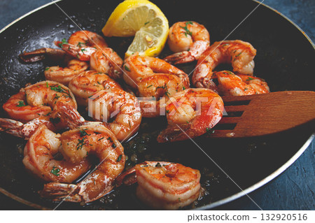 fried tiger prawns, jumbo, in garlic sauce, in butter, with herbs, in a frying pan, homemade, no people, fried tiger prawns, jumbo, in garlic sauce, in butter, with herbs, in a frying pan, homemade, no people, 132920516