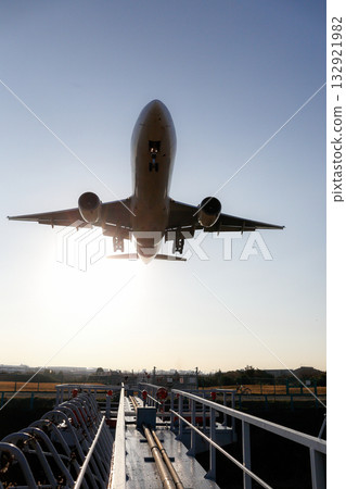 飛機早晨降落_垂直 132921982