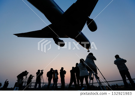 人們抬頭望向飛機 | 剪影 132921983