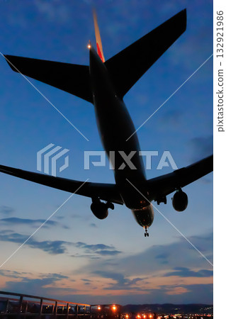 夜間飛機降落 132921986