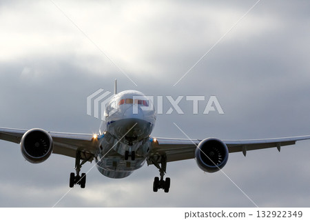 陰天背景 | 著陸 | 飛機輪廓 132922349