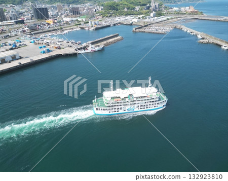 從空中俯瞰櫻島渡輪離開鹿兒島港前往櫻島 從空中俯瞰櫻島渡輪離開鹿兒島港前往櫻島 132923810