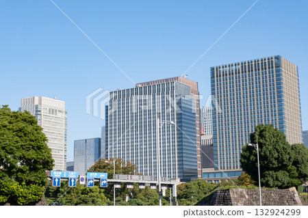 從內堀街眺望丸之內摩天大樓 從內堀街眺望丸之內摩天大樓 132924299