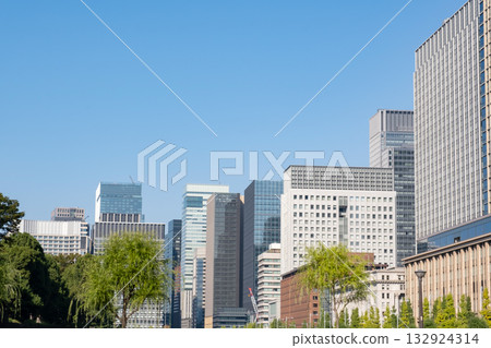 丸之內高樓大廈的景色 132924314