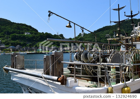 錨定在漁港的漁船 132924690