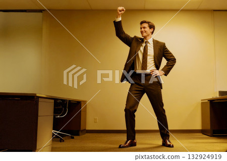 辦公室裡一個男人發誓要贏 132924919