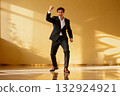 一個充滿活力的男性形象，象徵著努力和勝利 132924921