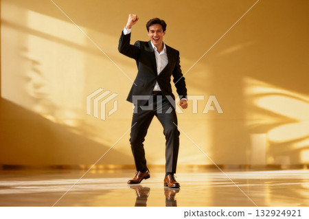 一個充滿活力的男性形象,象徵著努力和勝利 一個充滿活力的男性形象,象徵著努力和勝利 132924921