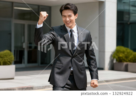 一位商人有力地表達了邁向勝利的進展 一位商人有力地表達了邁向勝利的進展 132924922